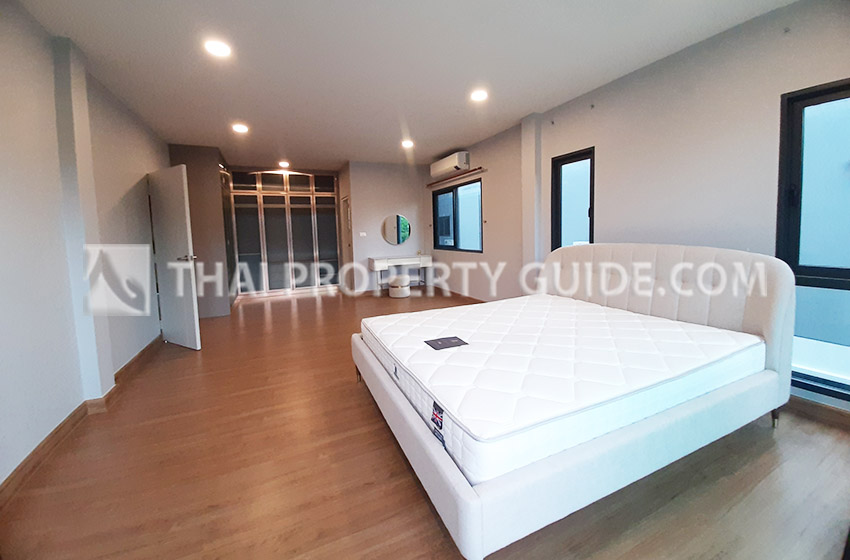 House with Shared Pool in Bangnatrad 